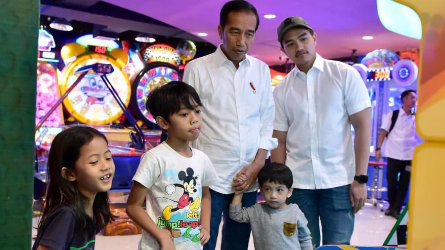 Jokowi mengajak cucunya, Jan Ethes, jalan-jalan di Malioboro, Yogyakarta, di hari kedua Lebaran.