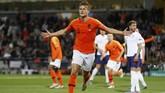 Bek timnas Belanda Matthijs de Ligt merayakan gol ke gawang Inggris. (REUTERS/Rafael Marchante)