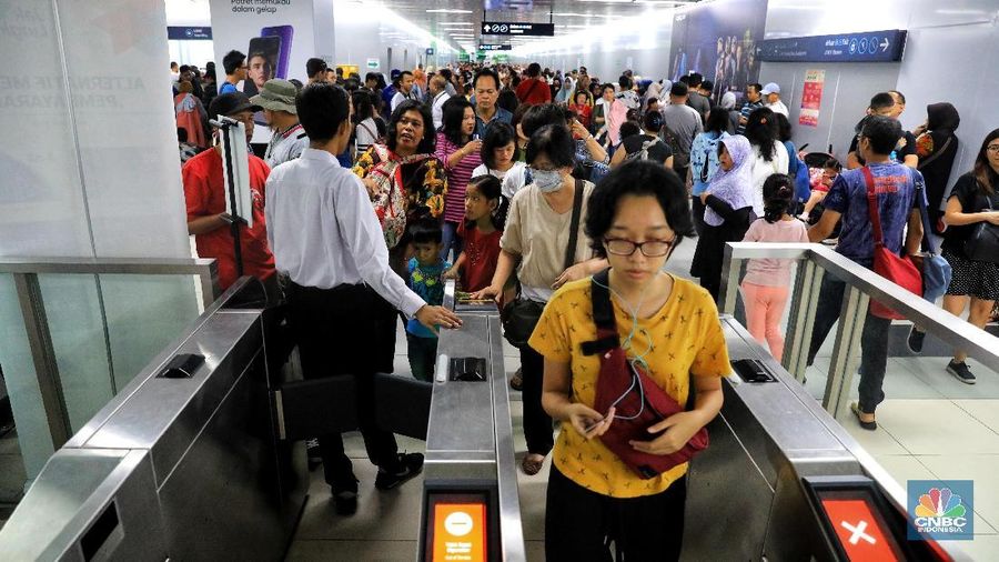 Libur lebaran warga memanfaatkan transportasi Moda Raya Terpadu (MRT) untuk berperrgian.