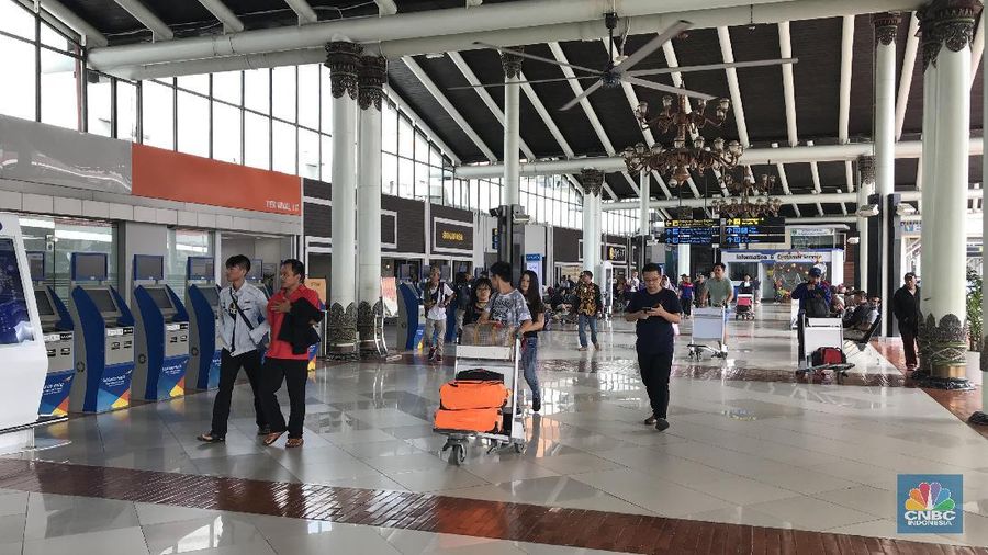 Berdasarkan pantauan CNBC Indonesia, sampai pukul 12.43 WIB, belum terjadi kepadatan arus balik di bandara tersebut.