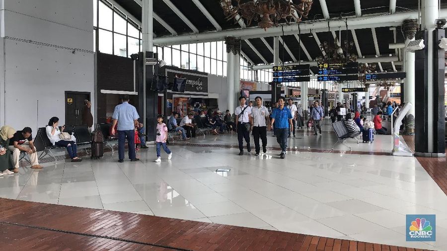 Operator bandara menyiapkan strategi pemangkasan biaya untuk penurunan harga tiket pesawat yang diminta pemerintah.
