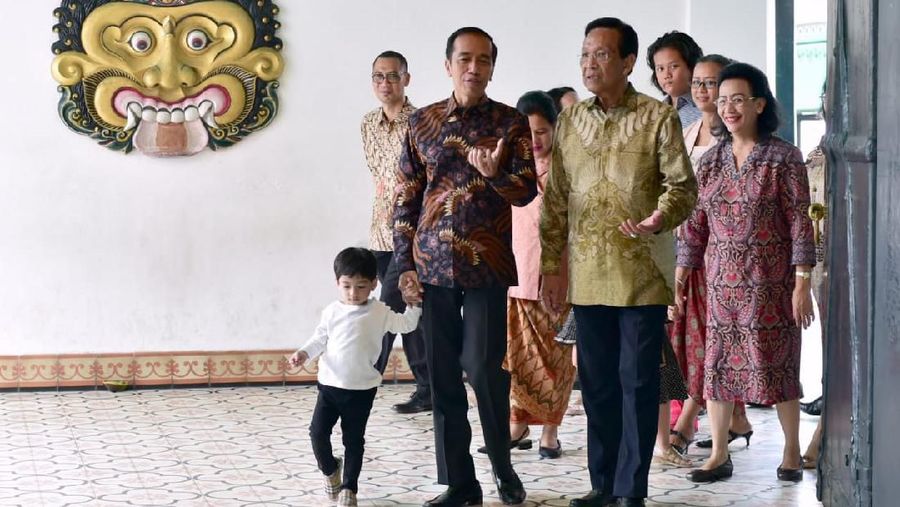 Presiden Joko Widodo beserta Ibu Negara Iriana Joko Widodo bersilaturahmi ke keluarga Keraton Ngayogyakarta Hadiningra.
