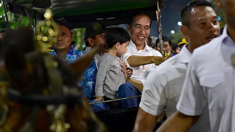 Jokowi mengajak cucunya, Jan Ethes, jalan-jalan di Malioboro, Yogyakarta, di hari kedua Lebaran.