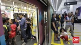 Tidak hanya itu, setiap pemandu juga akan menceritakan sejarah gagasan pembangunan MRT Jakarta hingga hadir saat ini. (CNN Indonesia/Adhi Wicaksono)