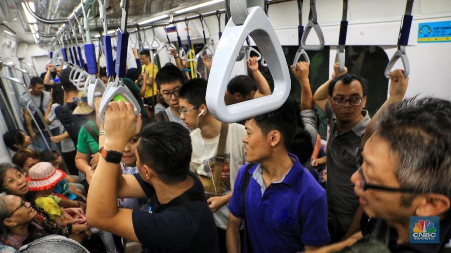 Libur lebaran warga memanfaatkan transportasi Moda Raya Terpadu (MRT) untuk berperrgian.