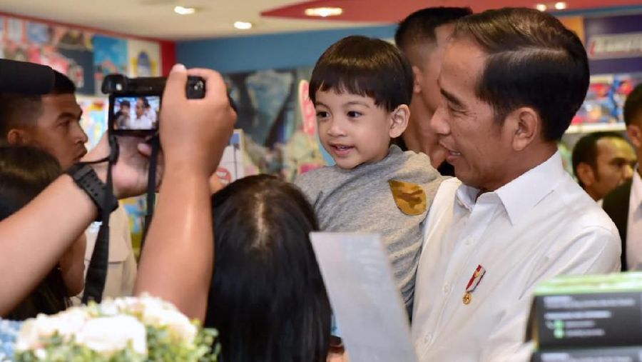 Jokowi mengajak cucunya, Jan Ethes, jalan-jalan di Malioboro, Yogyakarta, di hari kedua Lebaran.