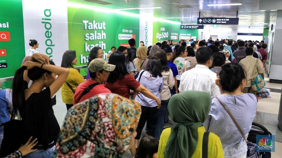 Libur lebaran warga memanfaatkan transportasi Moda Raya Terpadu (MRT) untuk berperrgian.