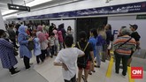Lewat program yang dinamai 'Jelajahi Jakarta: Edisi Lebaran' ini, PT MRT Jakarta menyiapkan pemandu yang akan mendampingi rombongan masyarakat yang ingin mencoba ratangga dan melihat-lihat fitur di setiap stasiun. (CNN Indonesia/Adhi Wicaksono)