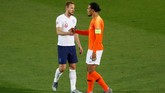 Dua kapten Harry Kane dan Virgil van Dijk bersalaman usai laga. Kane untuk kali kedua dalam satu pekan terakhir dikalahkan Van Dijk setelah akhir pekan lalu Tottenham Hotspur dikalahkan Liverpool pada final Liga Champions 2019. (REUTERS/Susana Vera)