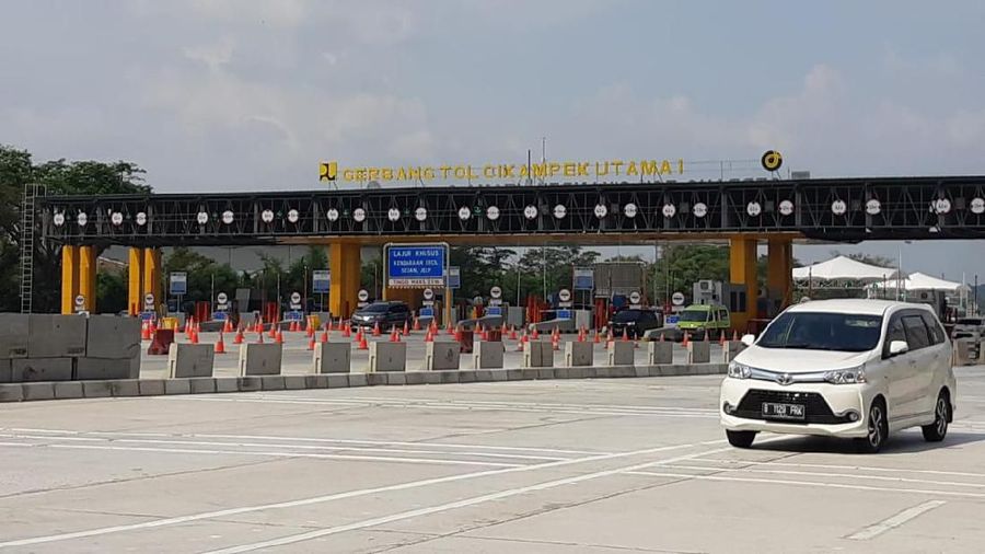 Pantauan ²©²ÊÍøÕ¾, di Gerbang Tol Utama ke arah Jakarta terpantau ramai lancar. Hanya ada sedikit antrian untuk masuk kendaran ke dalam tol.