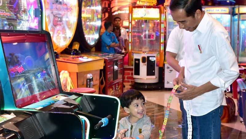 Jokowi mengajak cucunya, Jan Ethes, jalan-jalan di Malioboro, Yogyakarta, di hari kedua Lebaran.