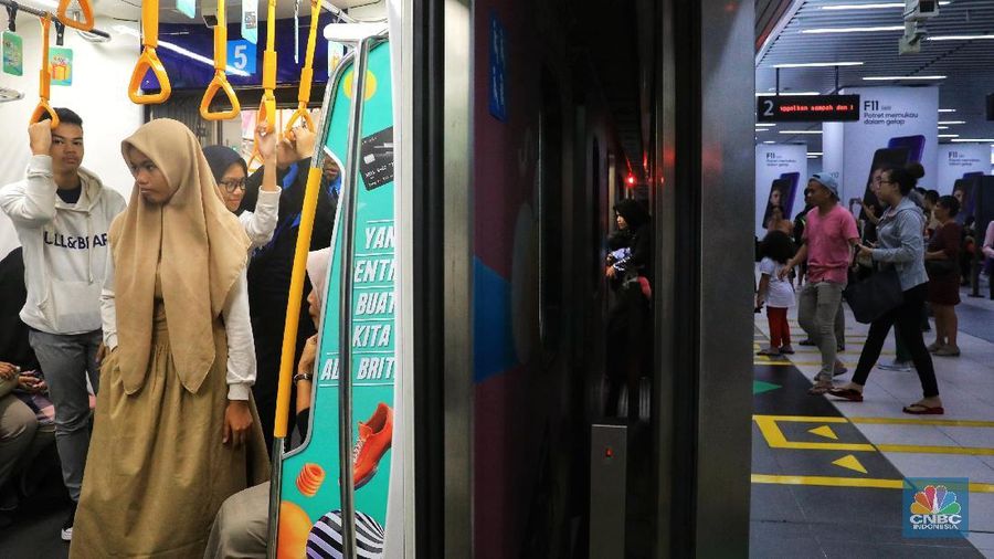Libur lebaran warga memanfaatkan transportasi Moda Raya Terpadu (MRT) untuk berperrgian.