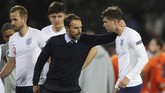 Manajer timnas Inggris Gareth Southgate memberikan motivasi kepada John Stones setelah melakukan blunder yang berujung pada gol kedua Belanda. (Reuters/Carl Recine)