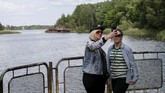 Miniseri juga menyorot kekurangan sistem birokrasi Soviet yang tidak bertanggung jawab plus budaya kerahasiaan yang mengakar.