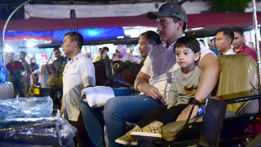 Jokowi mengajak cucunya, Jan Ethes, jalan-jalan di Malioboro, Yogyakarta, di hari kedua Lebaran.