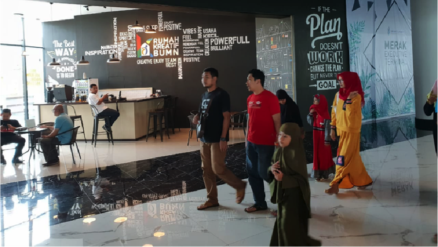 Bagi anda yang sedang mudik atau berlibur via pelabuhan merak, tak ada salahnya untuk mengunjungi sejumlah toko unik di Terminal Eksekutif Merak.