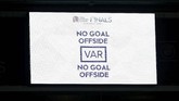 Layar televisi di Stadion D. Afonso Henriques menunjukkan keputusan VAR yang tidak mengesahkan gol Jesse Lingard karena dalam posisi offside. (REUTERS/Rafael Marchante)