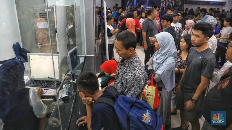 Libur lebaran warga memanfaatkan transportasi Moda Raya Terpadu (MRT) untuk berperrgian.
