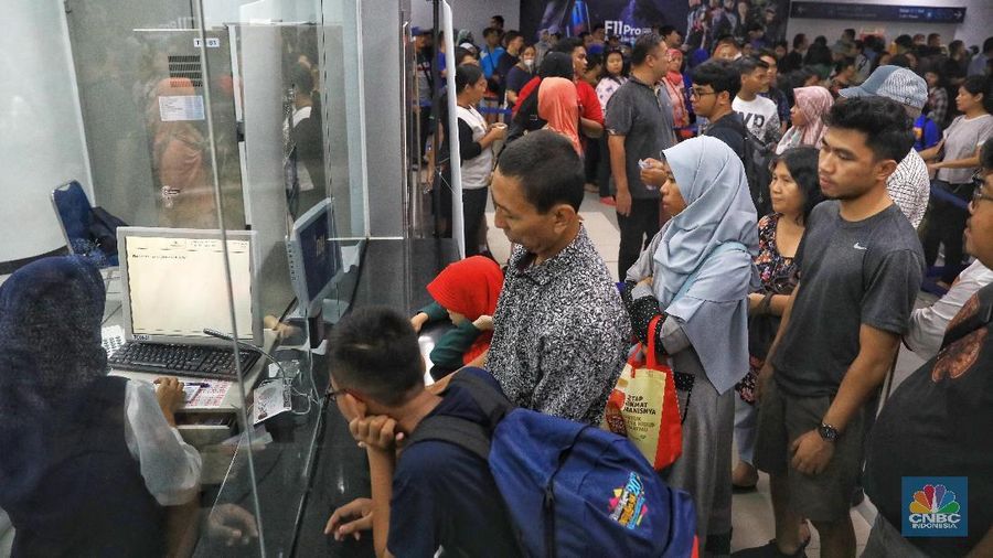 Para penumpang MRT Jakarta wajib cek suhu tubuh.