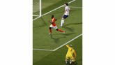 Blunder ketiga terjadi pada menit ke-114 setelah Ross Barkley salah melakukan backpass. Bola justru mengarah ke Memphis Depay yang kemudian memberikan assist kepada Quincy Promes untuk mencetak gol ketiga Belanda. (REUTERS/Susana Vera)
