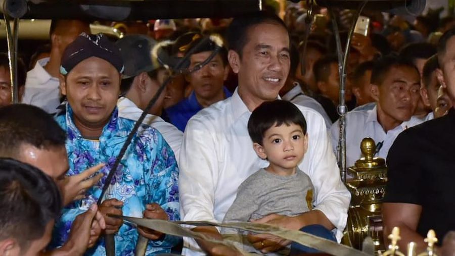Jokowi mengajak cucunya, Jan Ethes, jalan-jalan di Malioboro, Yogyakarta, di hari kedua Lebaran.