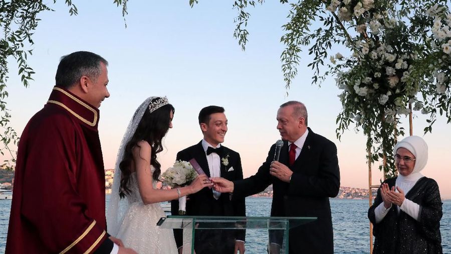 Presiden Turki Recep Tayyip Erdogan nampak hadir menjadi pendamping Ozil dalam pernikahannya.