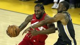 Forward Toronto Raptors Kawhi Leonard (kiri) coba melewati Andre Iguodala. Ia menjadi pencetak angka terbanyak untuk kemenangan Raptors dengan 36 poin, dua assist, dan 12 rebound. (Mandatory Credit: Sergio Estrada-USA TODAY Sports)