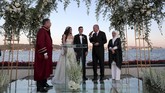 Recep Tayyip Erdogan dan istri Emine Erdogan menyampaikan pesan-pesan kepada Oezil sebagai nasihat pernikahan. Oezil menikah tiga hari setelah Idul Fitri 1440 hijriah yang jatuh pada Selasa (4/) di Eropa. (Murat Cetinmuhurdar/Presidential Press)