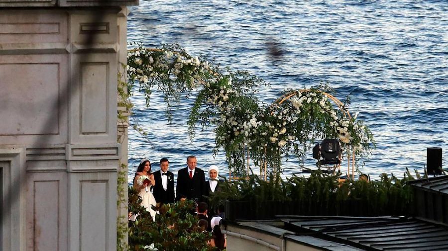 Presiden Turki Recep Tayyip Erdogan nampak hadir menjadi pendamping Ozil dalam pernikahannya.