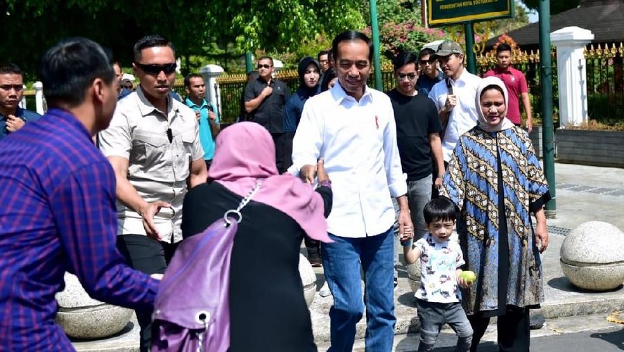 Presiden beserta keluarga nampak sibuk mencari pakaian batik untuk cucunya.