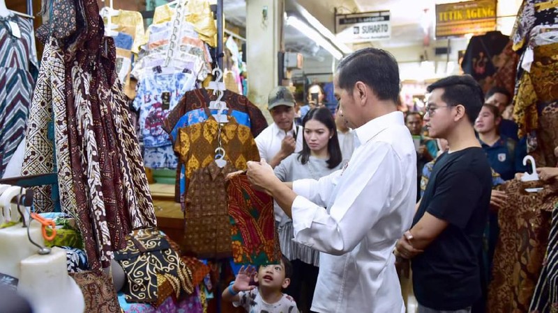 Presiden beserta keluarga nampak sibuk mencari pakaian batik untuk cucunya.