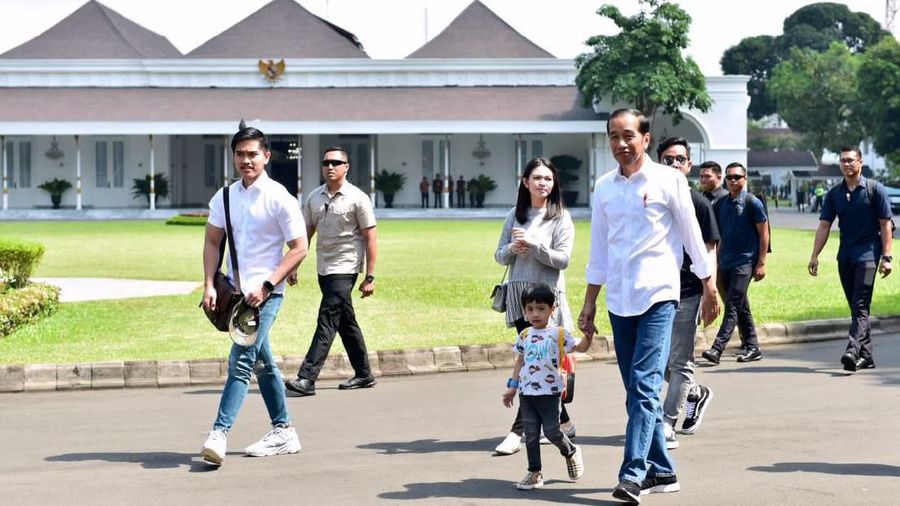 Presiden beserta keluarga nampak sibuk mencari pakaian batik untuk cucunya.