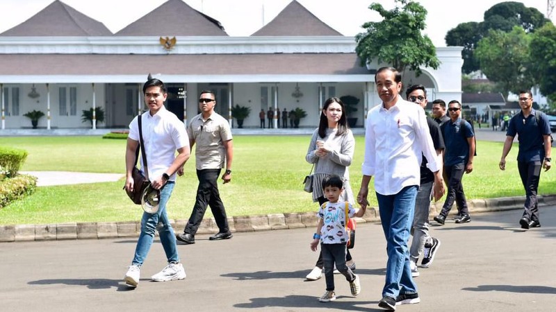 Presiden beserta keluarga nampak sibuk mencari pakaian batik untuk cucunya.