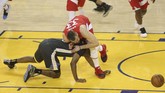 Center Golden State Warriors Kevon Looney (kiri) bertabrakan dengan center Toronto Raptors center Marc Gasol. (Mandatory Credit: Cary Edmondson-USA TODAY Sports)