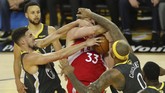 Center Toronto Marc Gasol dikepung pemain Warriors usai upayanya diblok Klay Thompson dan DeMarcus Cousins. Raptors membutuhkan kemenangan sekali lagi di gim kelima final untuk memastikan juara NBA 2019. (Cary Edmondson-USA TODAY Sports)