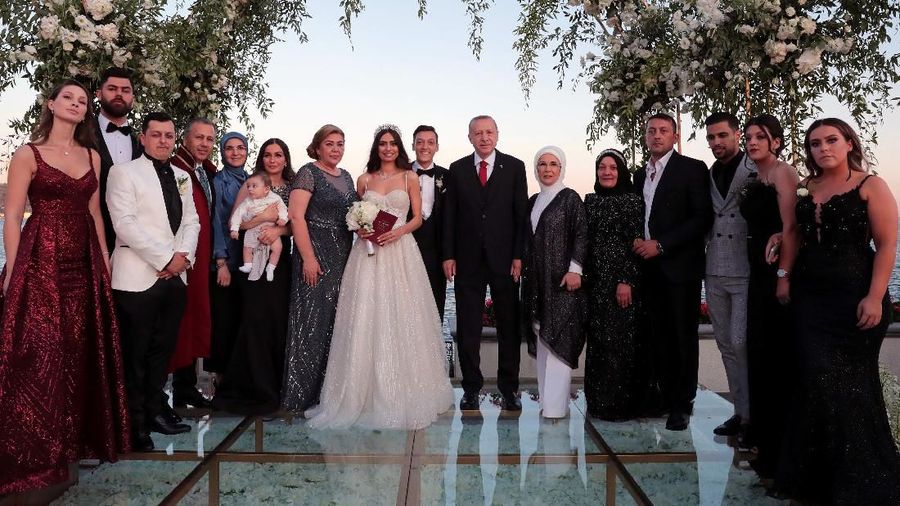 Ozil yang memiliki darah Turki ini sempat membuat kehebohan setelah dia mengunggah foto bersama Erdogan sebelum Piala Dunia 2018.