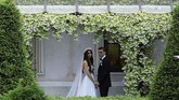 Mesut Ozil dan Amina Gulse ketika berpose beberapa saat sebelum melangsungkan pernikahan. (REUTERS/Umit Bektas)