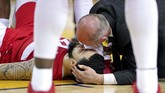Guard dari Toronto Raptors Fred VanVleet terkapar di lapangan mengalami cedera setelah benturan keras dengan pemain Warriors. (Mandatory Credit: Kyle Terada-USA TODAY Sports)
