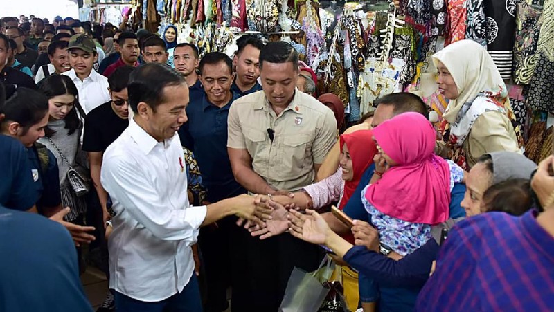 Presiden beserta keluarga nampak sibuk mencari pakaian batik untuk cucunya.