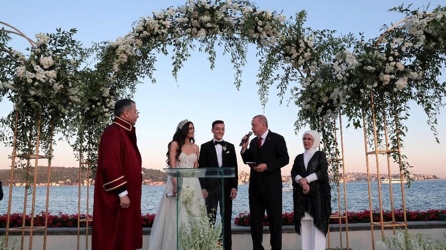 Presiden Turki Recep Tayyip Erdogan nampak hadir menjadi pendamping Ozil dalam pernikahannya.
