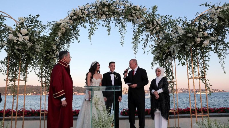 Presiden Turki Recep Tayyip Erdogan nampak hadir menjadi pendamping Ozil dalam pernikahannya.