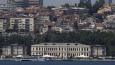 Hotel Four Seasons Bosphorus tempat dilangsungkannya pernikahan Mesut Oezil dan Amina Gulse. (REUTERS/Umit Bektas)