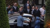 Recep Tayyip Erdogan meninggalkan Hotel Four Seasons Bosphorus di Istanbul, Turki, usai menghadiri pernikahan Mesut Oezil (Photo by AFP)