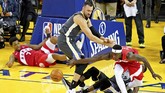 Forward Toronto Raptors Pascal Siakam mencoba merebut kembali bola dari center Golden State Warriors center Andrew Bogut. (Mandatory Credit: Kyle Terada-USA TODAY Sports)