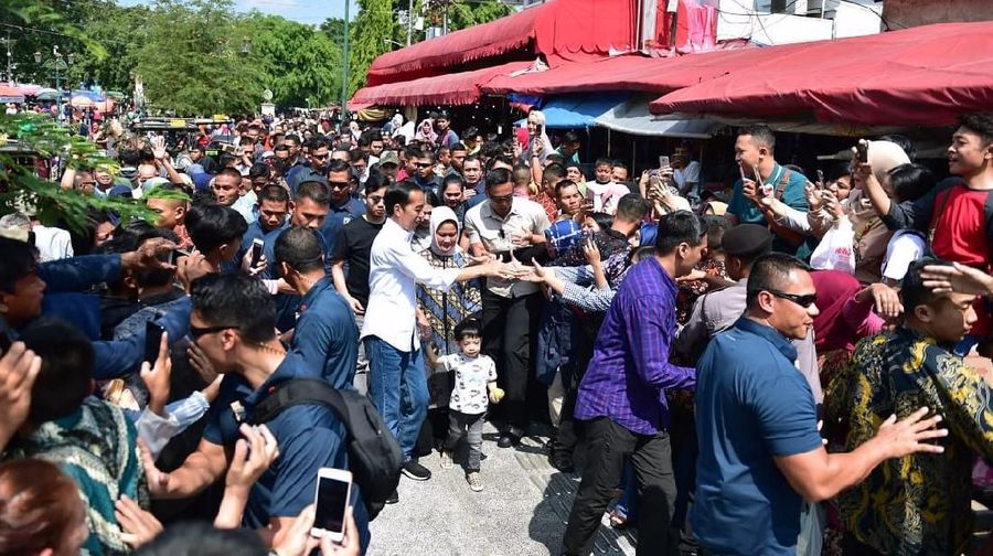 Presiden beserta keluarga nampak sibuk mencari pakaian batik untuk cucunya.