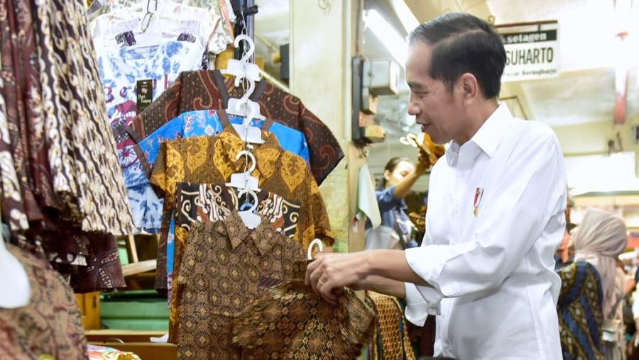 Presiden beserta keluarga nampak sibuk mencari pakaian batik untuk cucunya.