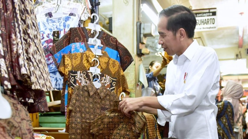 Presiden beserta keluarga nampak sibuk mencari pakaian batik untuk cucunya.
