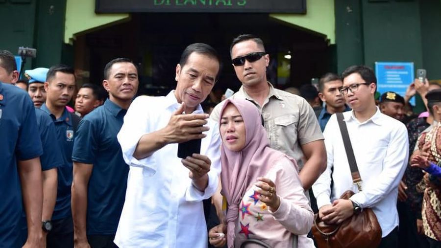 Presiden beserta keluarga nampak sibuk mencari pakaian batik untuk cucunya.
