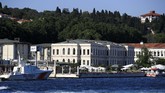 Polisi air Turki berpatroli menjaga keamanan di sekitaran Hotel Four Seasons Turki di Selat Bosporus saat pernikahan Oezil dan Gulse. (REUTERS/Umit Bektas)