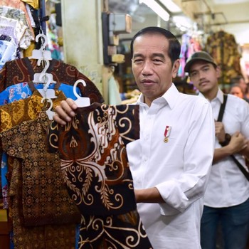 Keseruan Jokowi & Jan Ethes Beli Batik di Pasar Beringharjo
